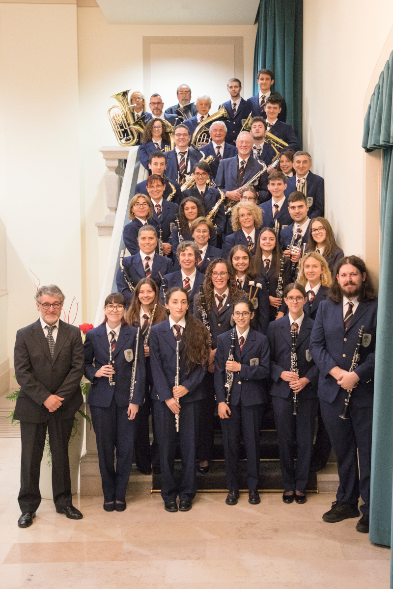 La banda della Filarmonica Maniago in posa sulla scalinata