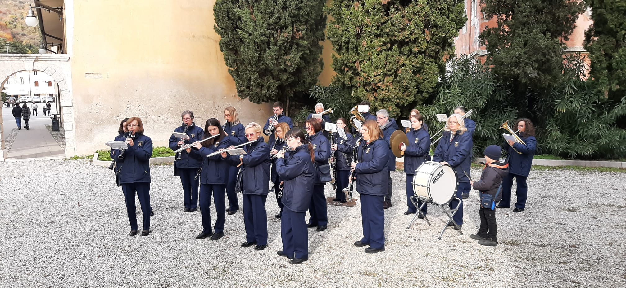 La banda della Filarmonica Maniago in divisa durante un servizio all'aperto